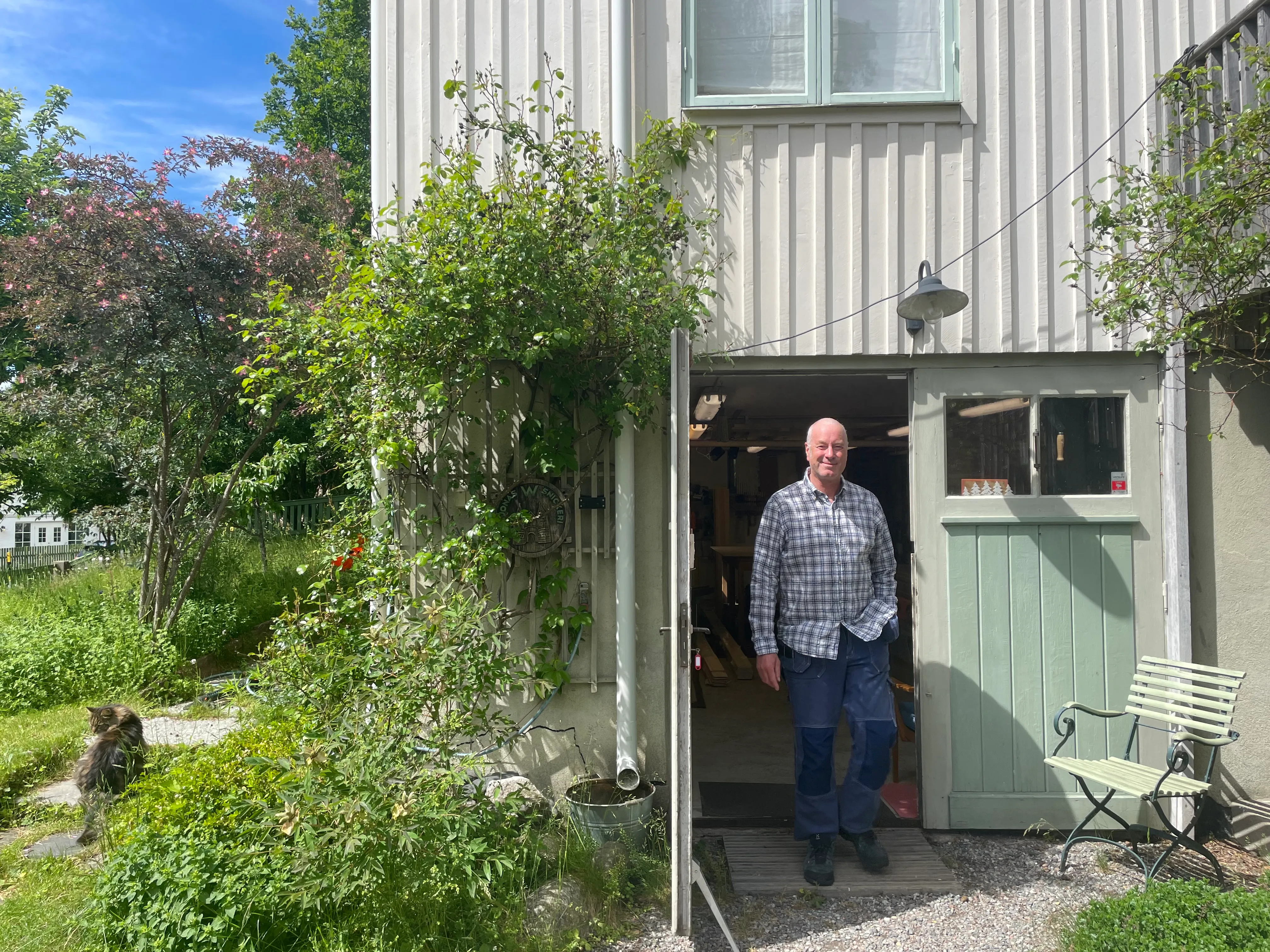 Jonas vid hyvelbänken framför fönstret i verkstaden